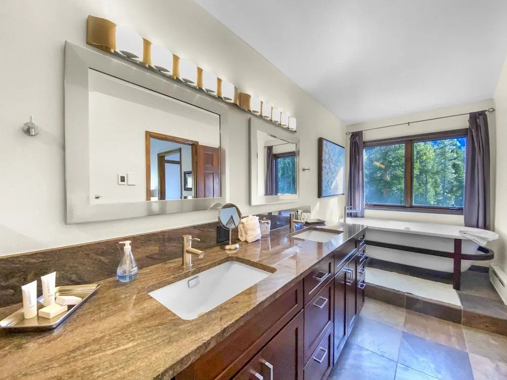 Moose Hill Lodge 5 Bedroom Home by RedAwning