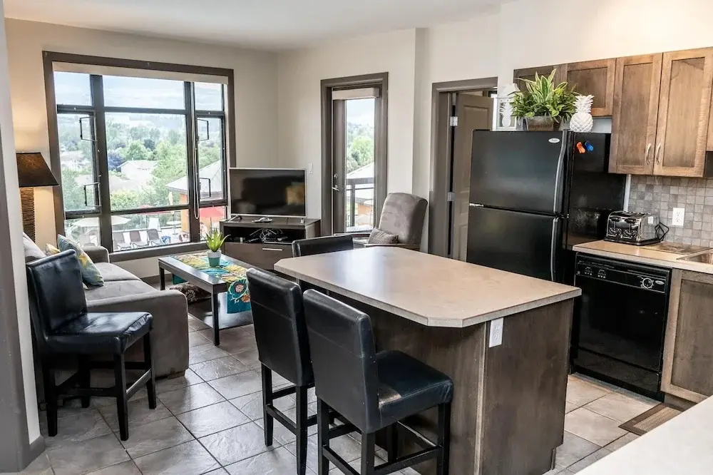 2 Bed 2 Bath Corner Unit Overlooking Pool #501