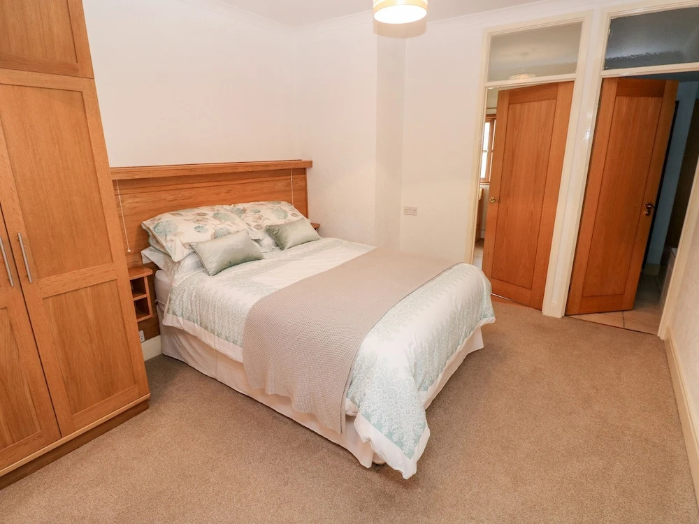 6 Crestville
