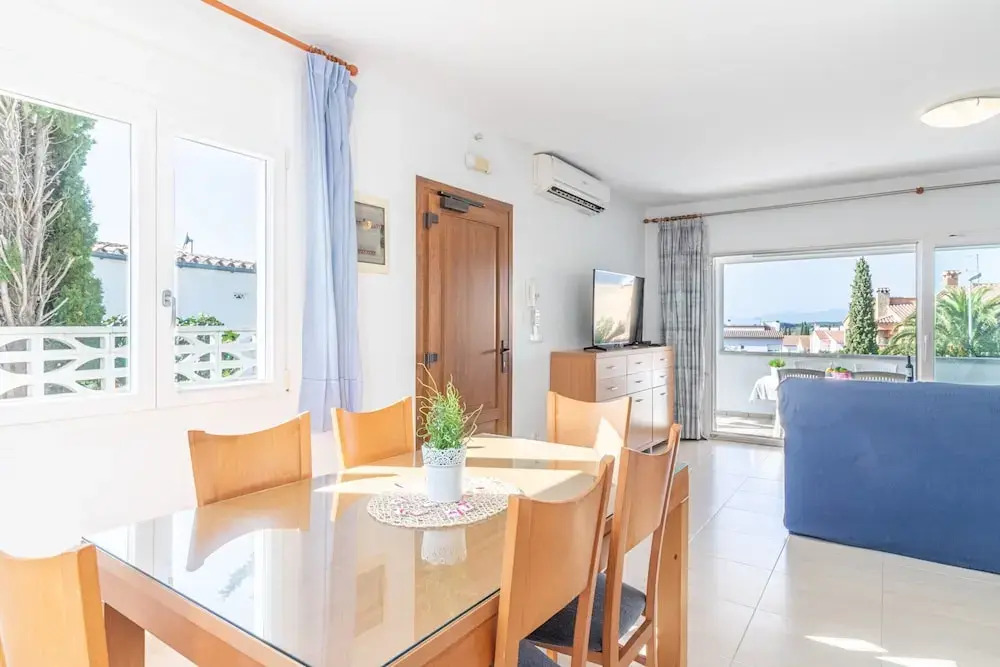 3 Bedroom Villa in Roses Near the Beach