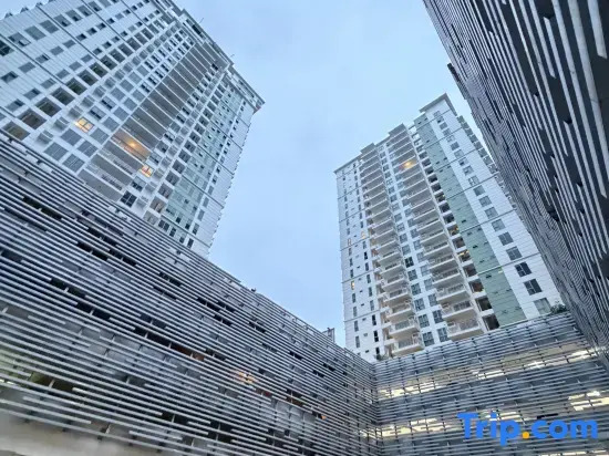 Executive 1-BR City Suite: Abreeza Place Condominium