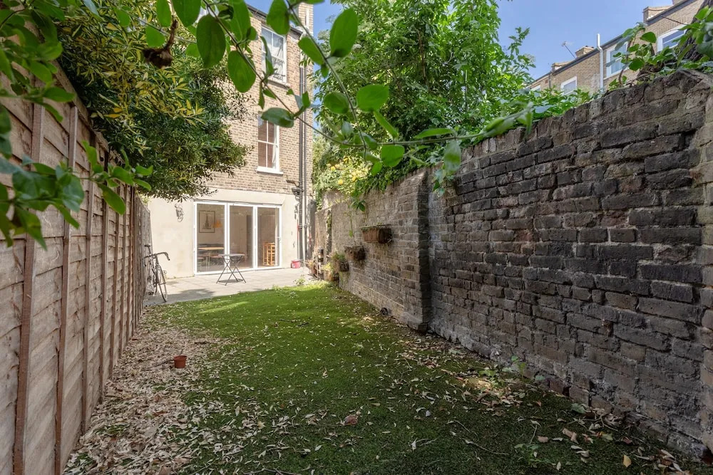 2 Bedroom Flat With Private Garden East London