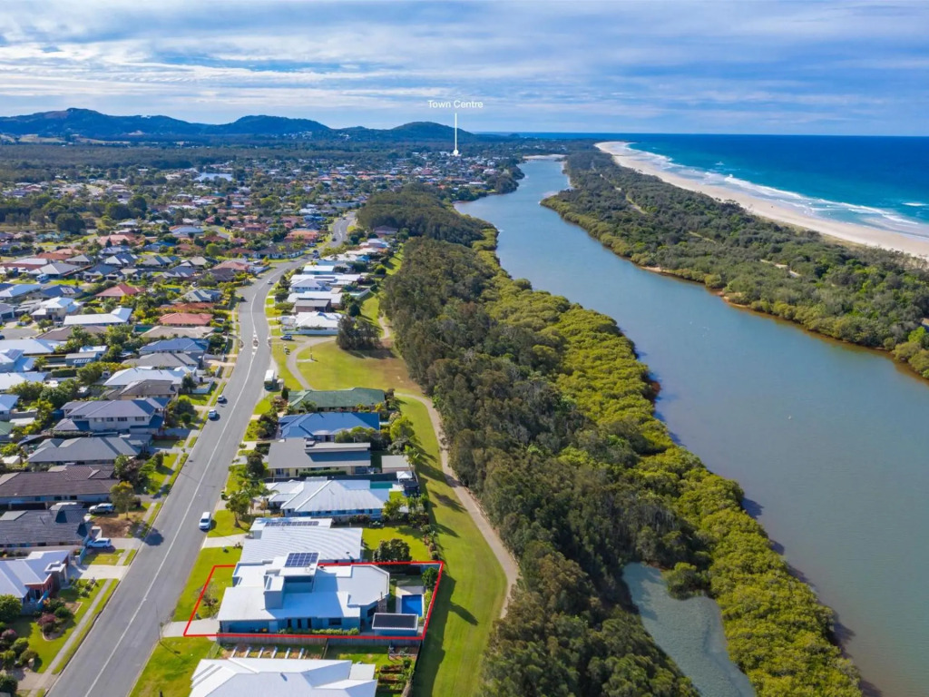 The Doggy Beach House - with Heated Pool in Pottsville