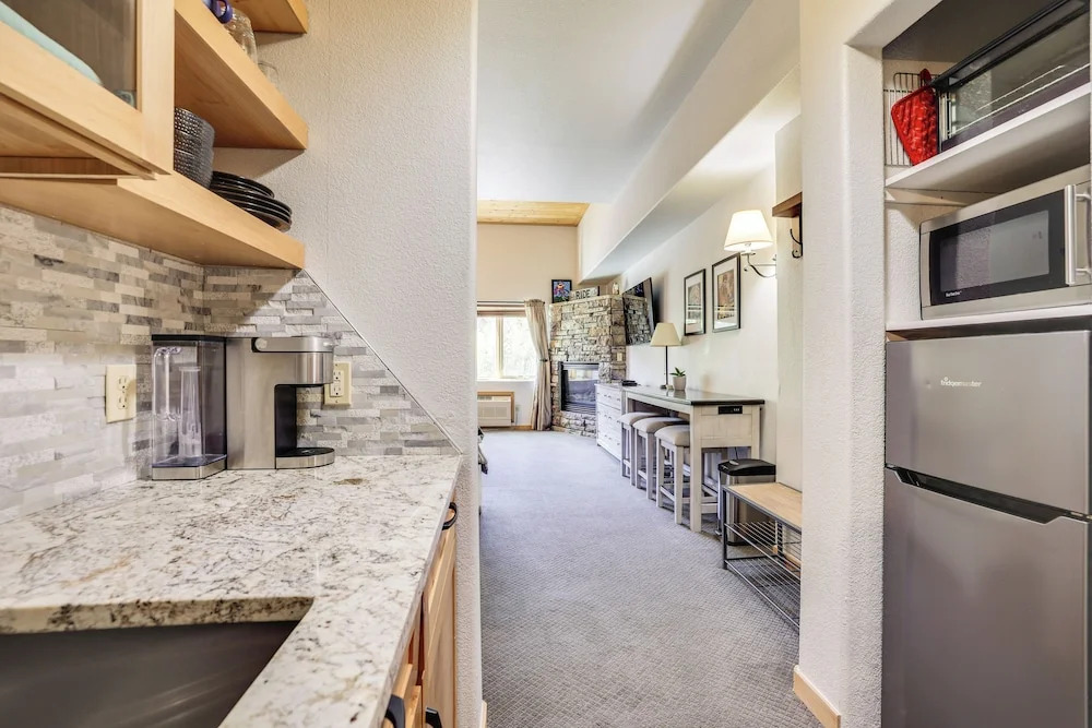 Walk to Lifts: Studio w/ Hot Tub in Keystone!