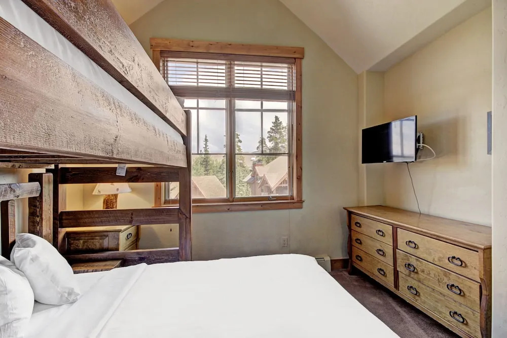 Soaring Ceilings + Mins To Gondola/apres-ski - 2br Sleeps 6 2 Bedroom Townhouse by RedAwning