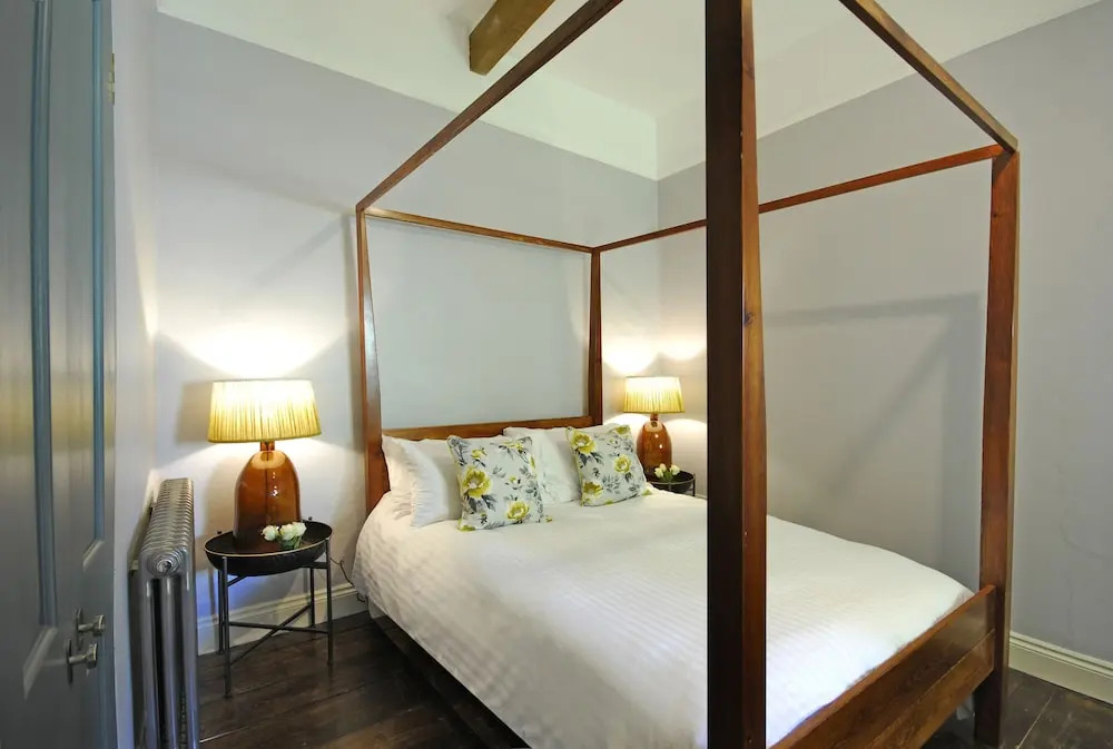 Beautiful old cottage sleeps 6 near Bath