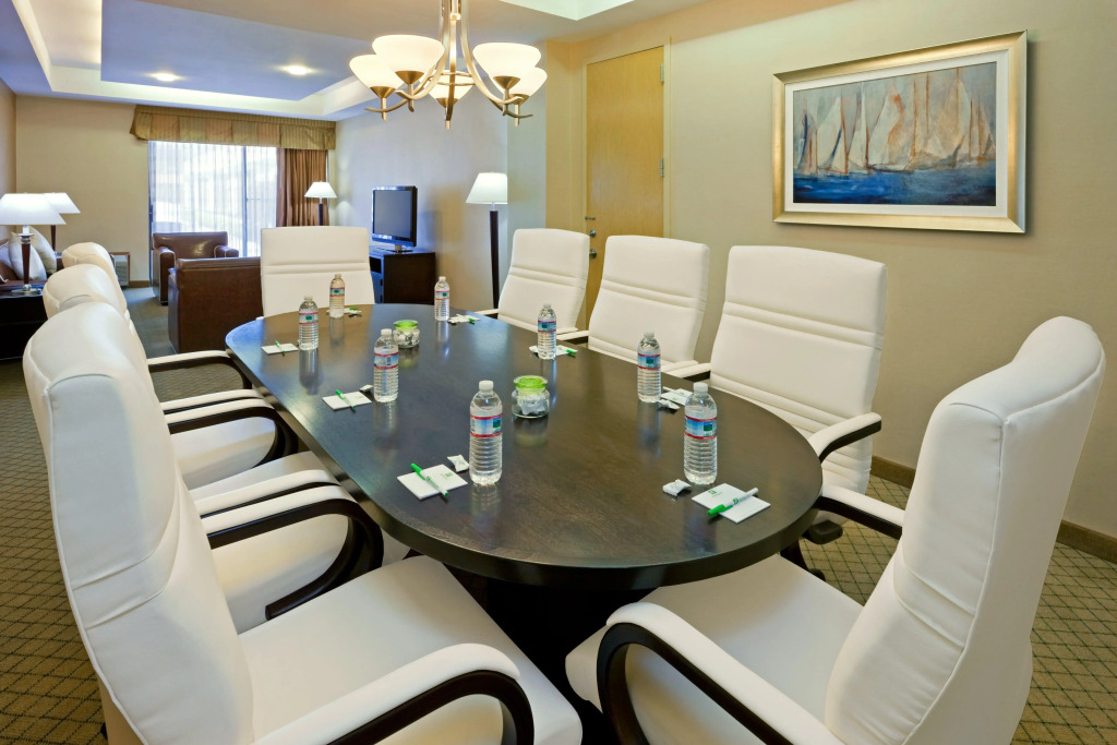 Armoni Inn & Suites