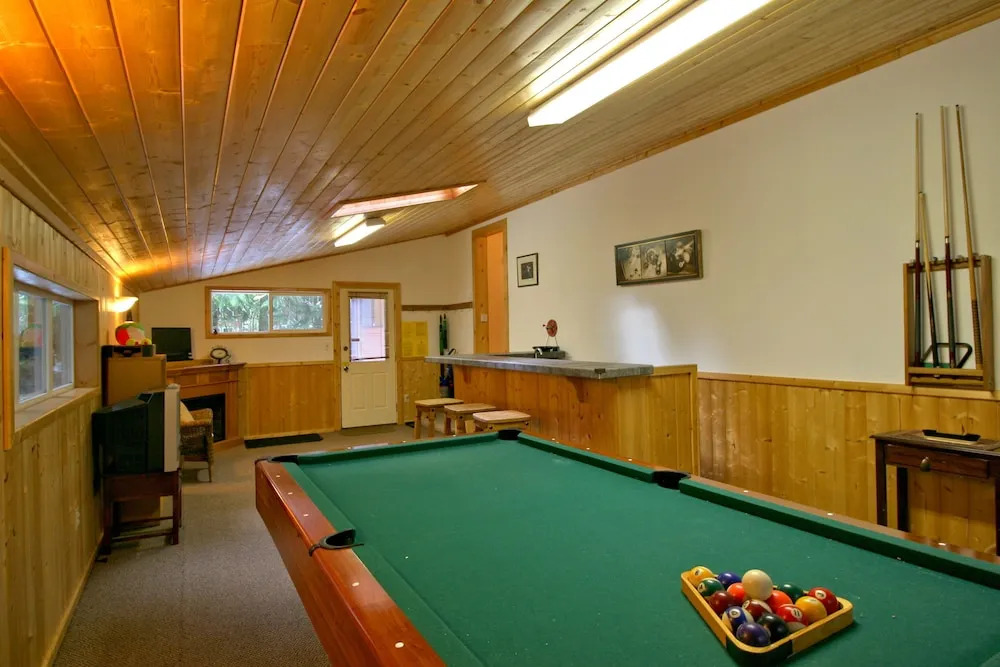 Snowline Cabin 23 - Great Cabin With hot Tub, Game Room, Wifi and Sauna