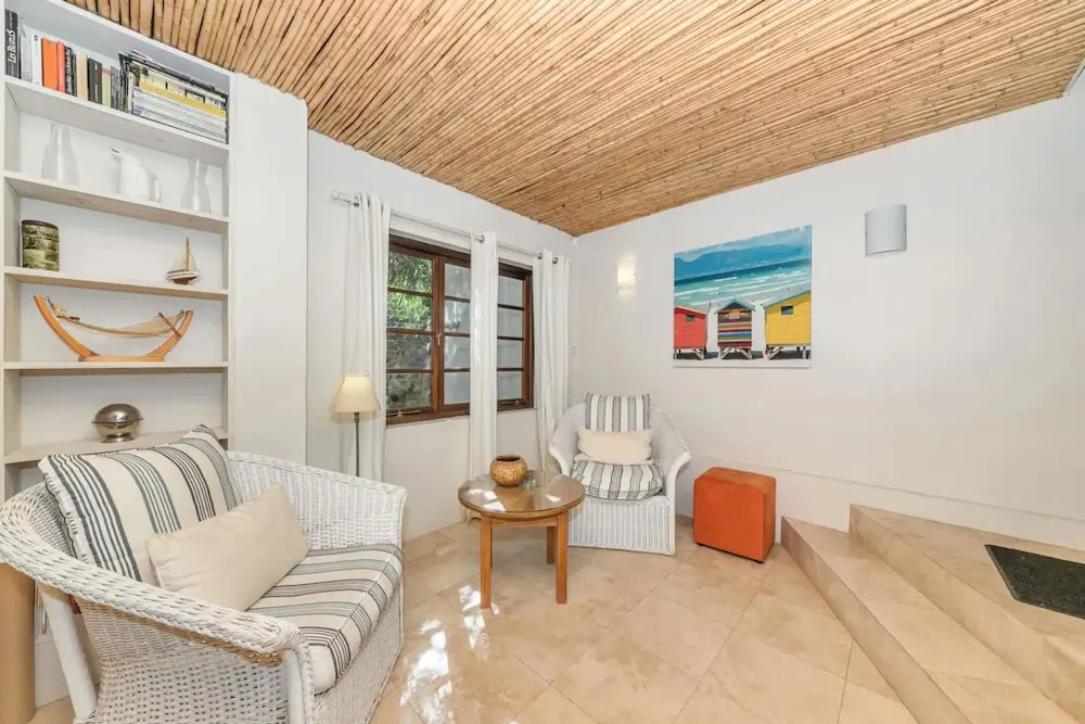 Tropical 1BD Hideaway Near Queens Beach, Fresnaye!