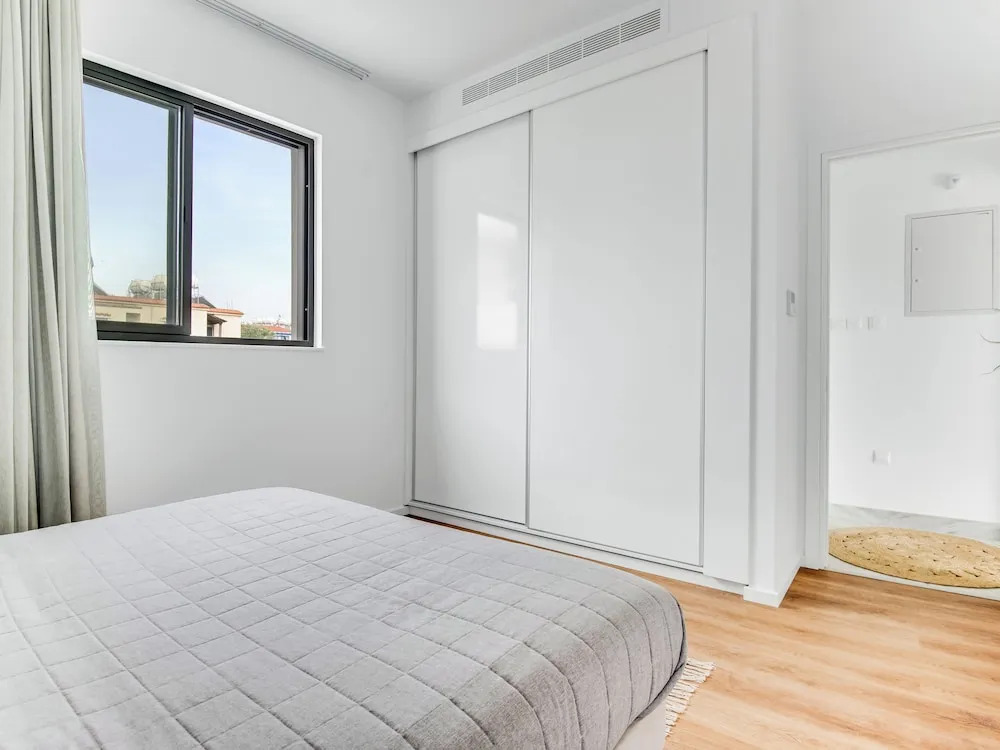Sanders Olive - Chic 1-bdr Apt With Shared Pool