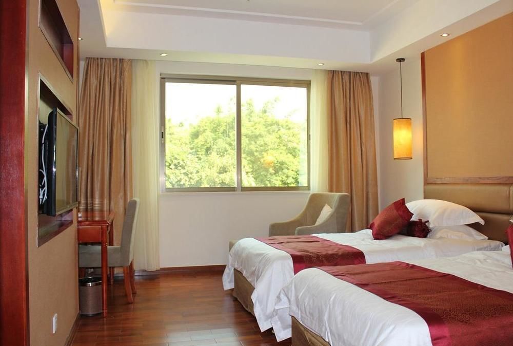 Yihua Riverview Hot Spring Holiday Hotel