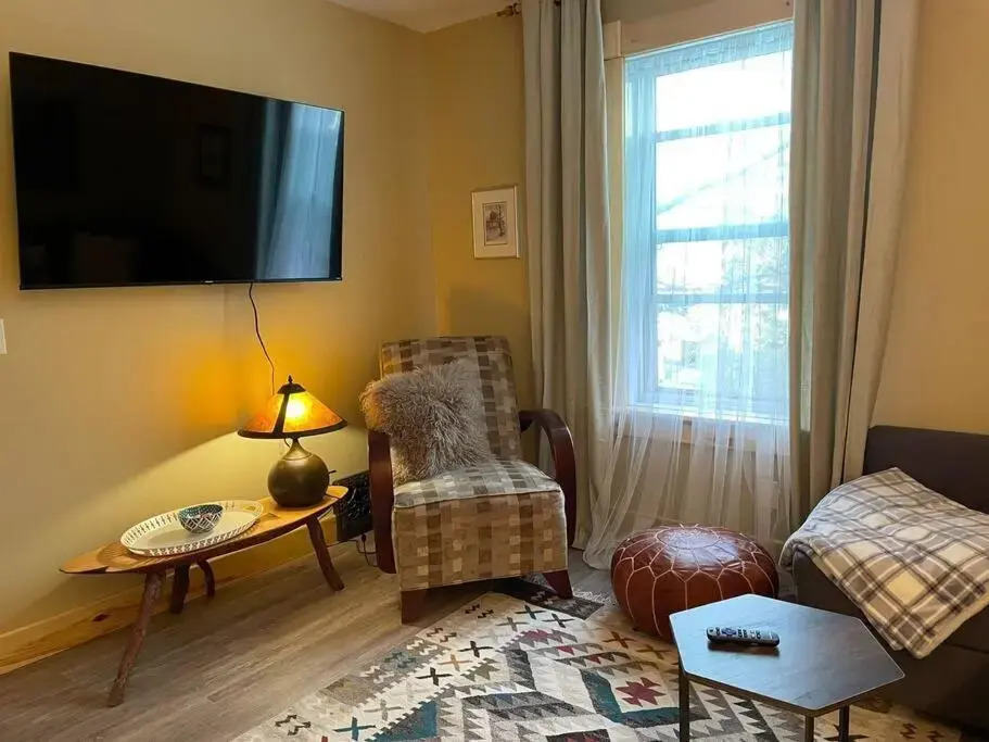 Craftsman's Loft - heritage charm, 5 min to DT