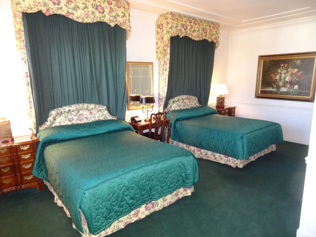 Pine Inn - Carmel