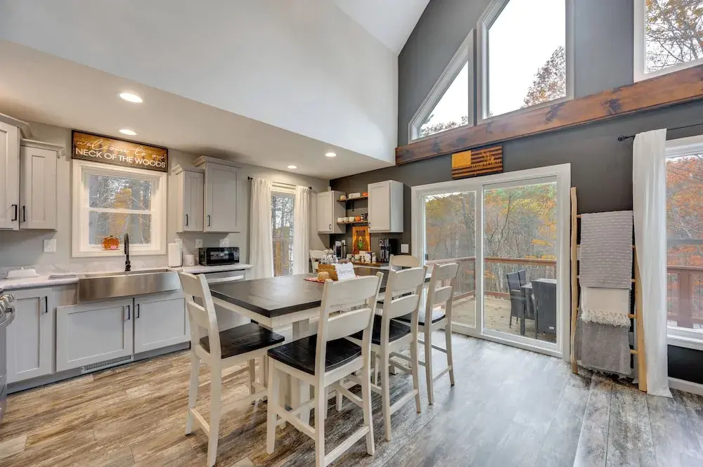 White Mtns Holiday Home! Cabin 1 Mi to Skiing