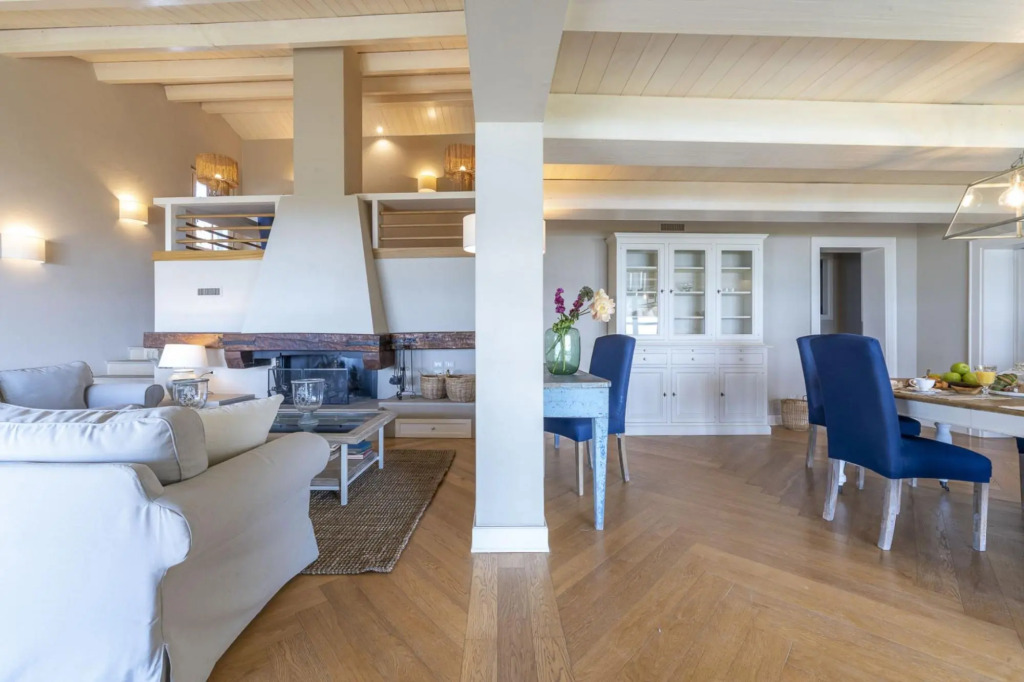 Bianca la Luna boasts a spectacular panoramic view of Lake Trasimeno, elegant interiors with light c-Bianca la Luna