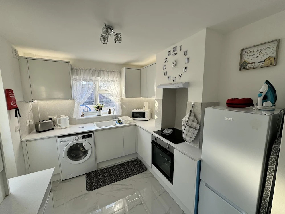 Modern 3-bed Hideaway Near Westgate With Parking