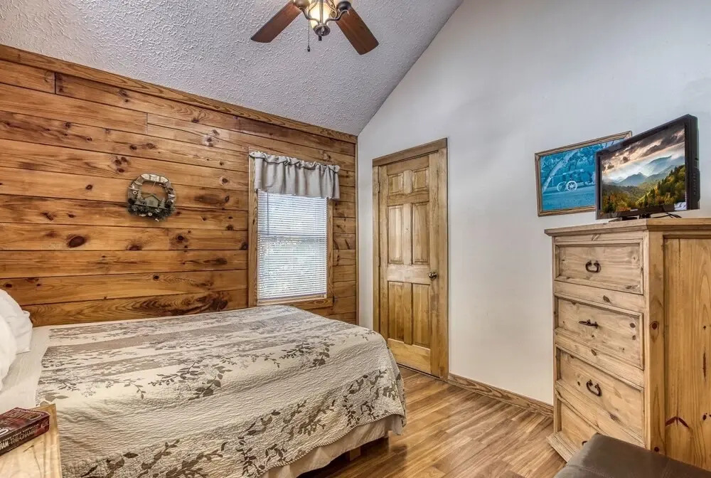 ER13 - Moose Manor Great location - Close to town! cabin