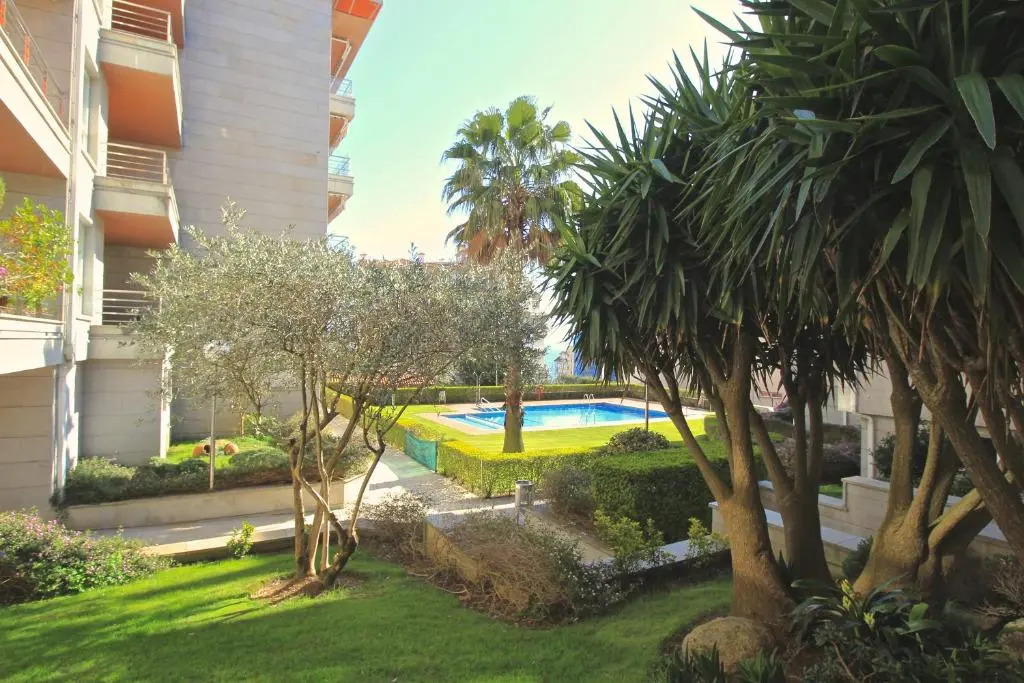 EXCLUSIVO APARTAMENTO EN SANXENXO CON PISCINA A UNOS 150 m DE LA PLAYA DE SILGAR