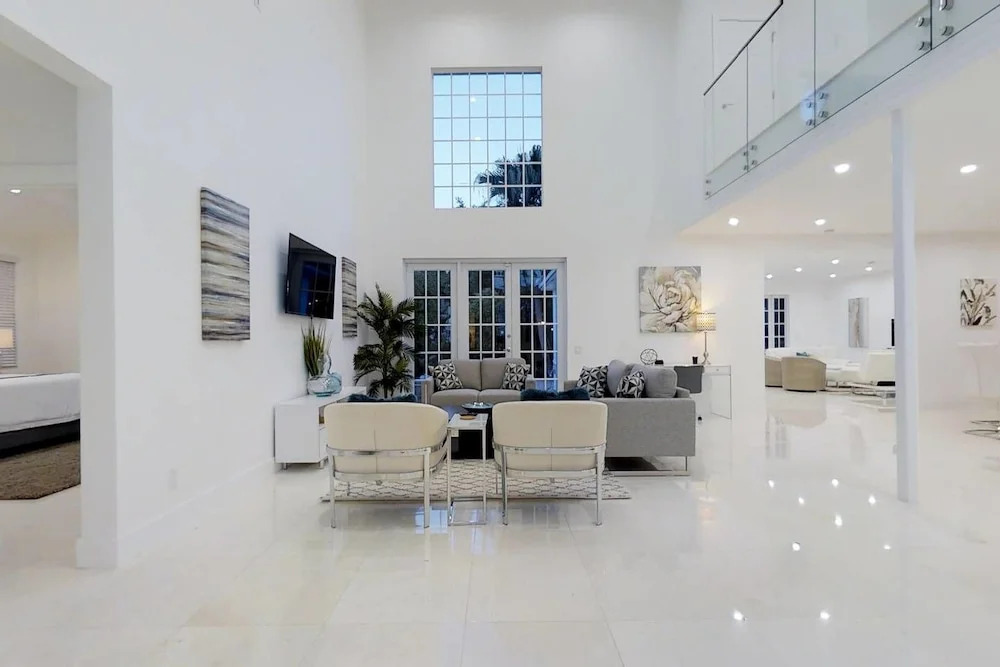 Beautiful Hollywood Beach 4 BR Home W Heated Pool