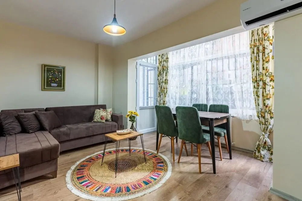 Colorful Flat With Backyard Close to Taksim Square