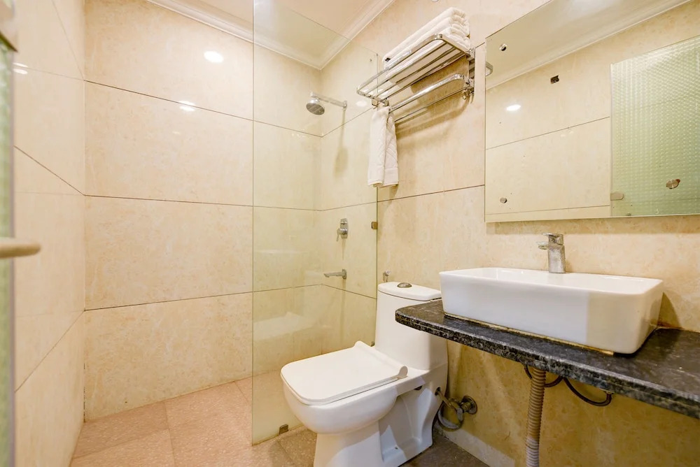 Hotel Pearl Plaza, City Centre - Near Connaught Place & NDLS Railway Station