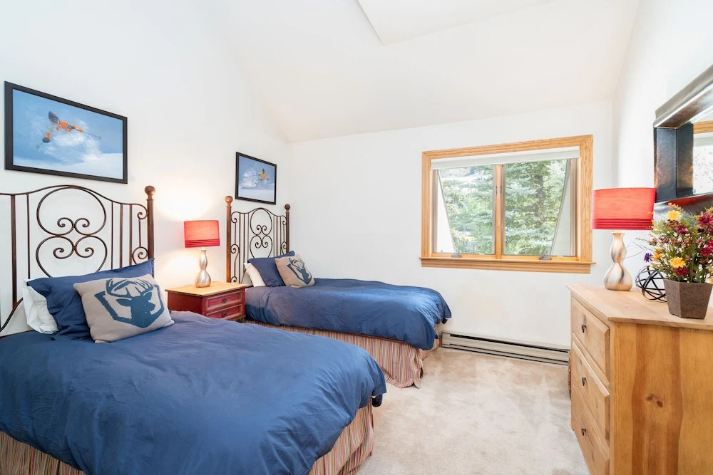 Cimarron Lodge 33 by AvantStay Ski-InSki-Out Property in Complex w Two Hot Tubs