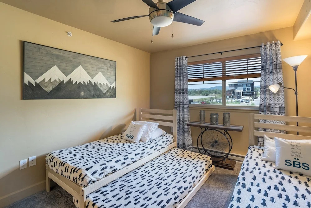 First Tracks 3301 2 Bedroom Condo by RedAwning