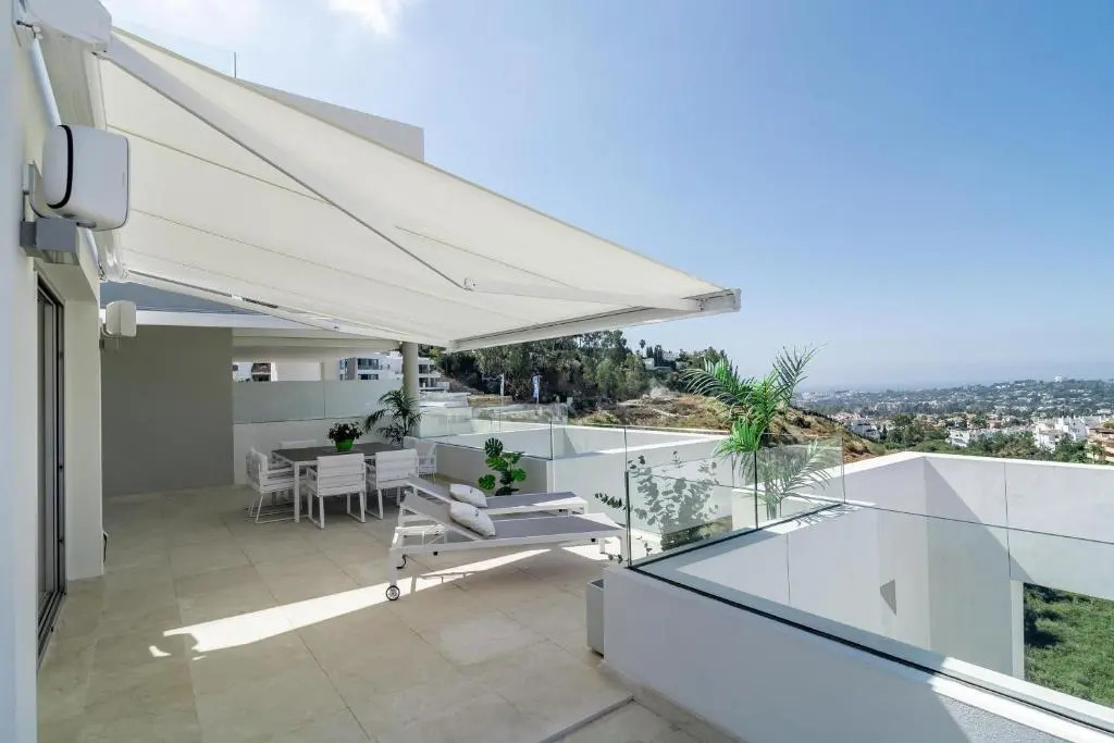 LMR1- Modern penthouse, private pool, families only