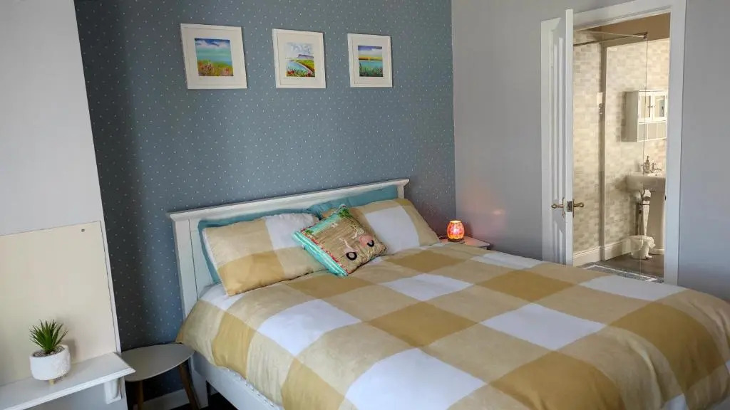Luxury 3 bedroom house with peaceful garden, sleeps 6 and 2 mins to beach