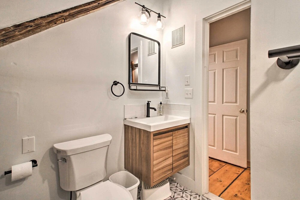 Renovated Farmhouse < 1 Mile to Okemo Mountain!