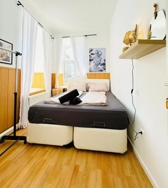 10 Economy Rooms-Shared Bath & Kitchen