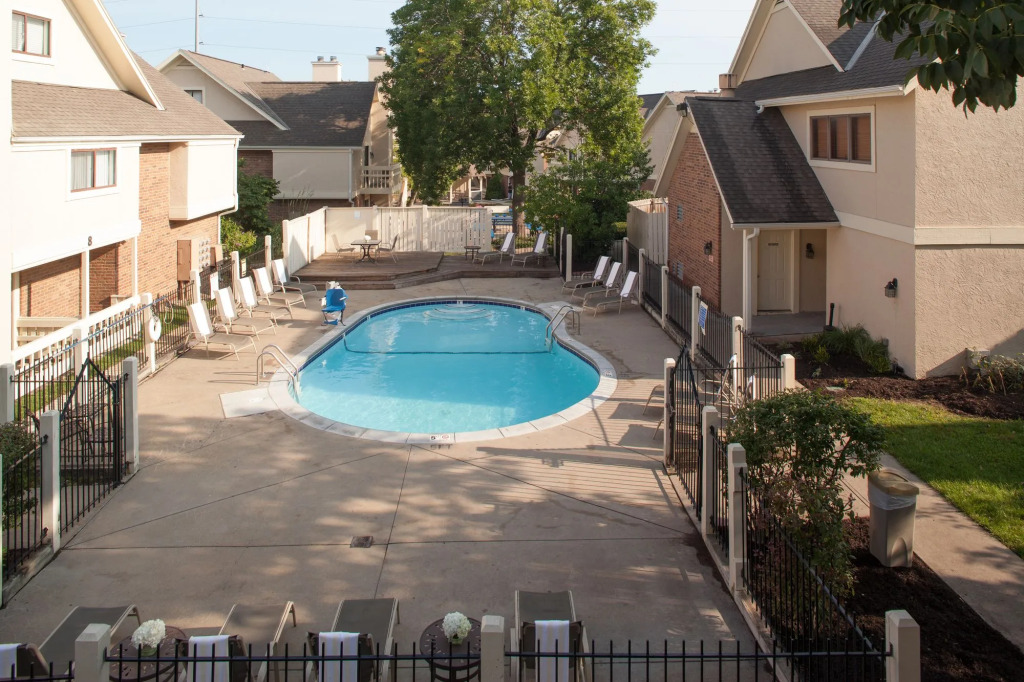 Cloverleaf Suites Kansas City - Overland Park