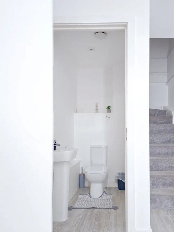Cosy 2 Bedroom 2 Bath Apartment With Free Parking