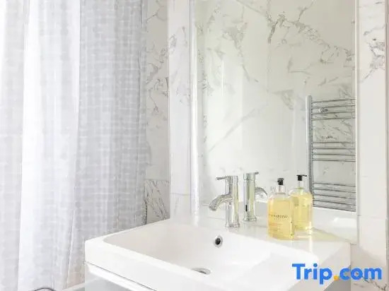 Bright 3-Bedroom Flat Parking 4Ktv & Balcony