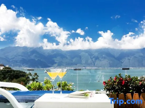 Tranquil Haven: Blossoms and Full Moon with Mountain and Sea Views Guesthouse (Dali Shuanglang)