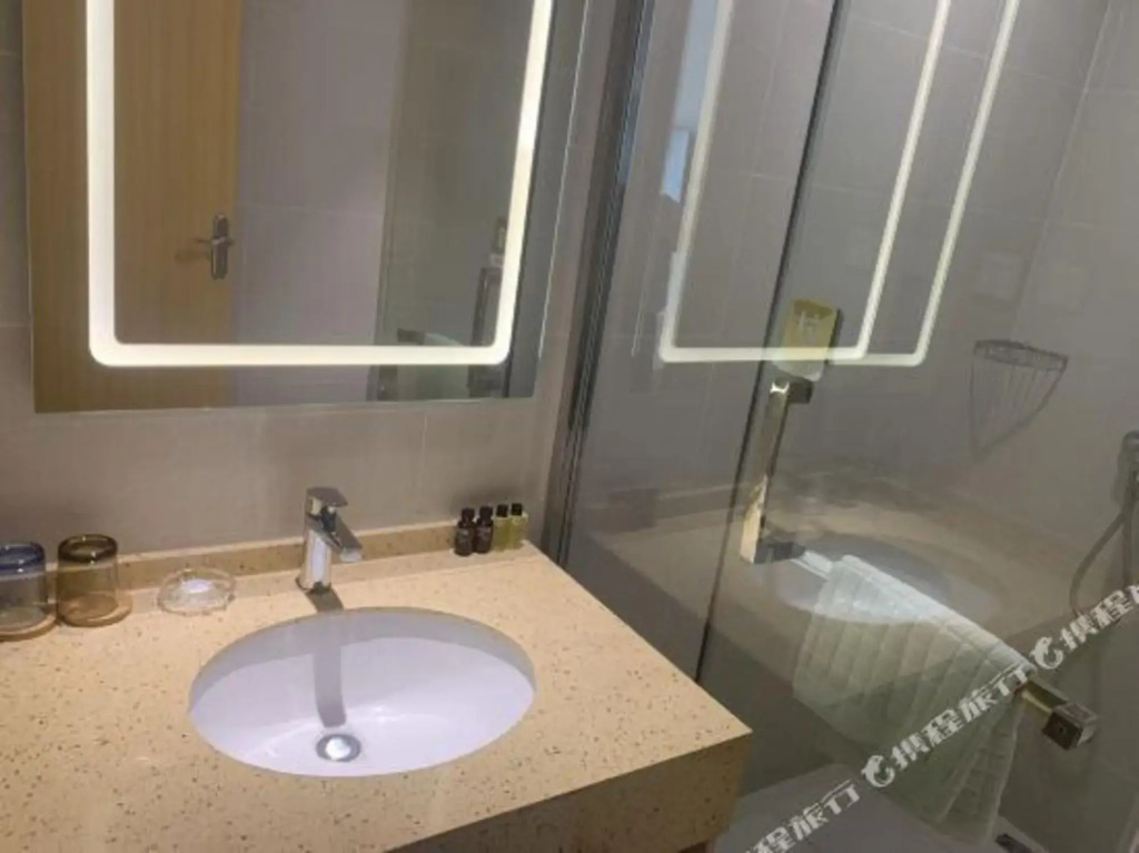Baotai Business Hotel (Shanghai Wusong International Cruise Terminal Songbin Road Subway Station)