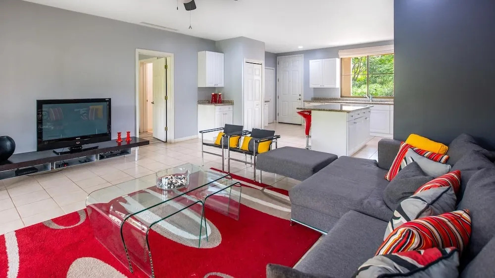 3rd-floor space with modern décor recently renovated viewing over pool in Coco