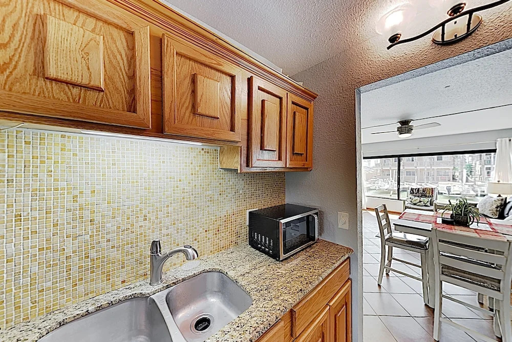 Landfall Tower W/ Balcony, Pool & Boat Slips 1 Bedroom Condo