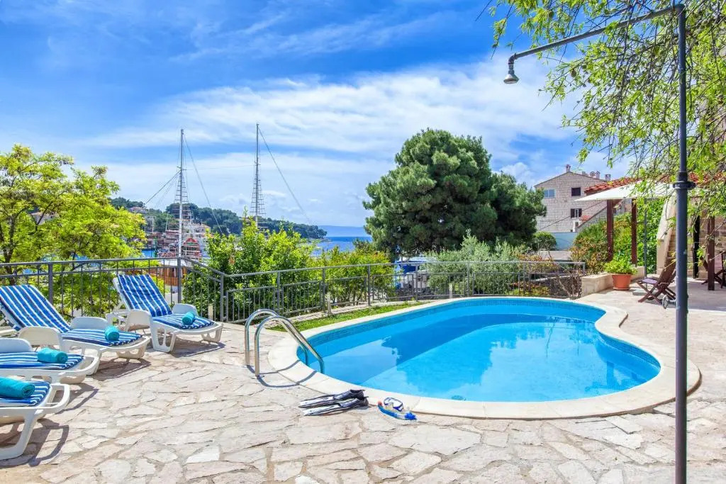 Villa Bonaca - Heated Pool, Harbour Views & Steps to Sea I Sumartin, Brač
