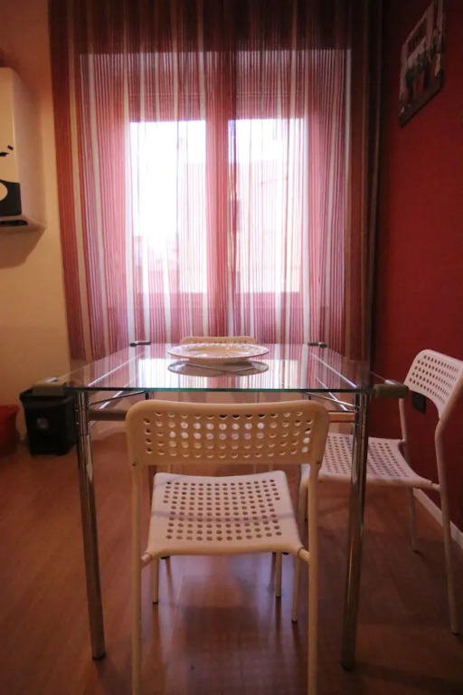 "7 SORELLE B&B" camere in pieno centro città con bagno privato, FREE HIGH SPEED WI-FI, NETFLIX