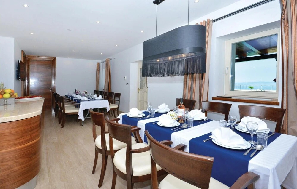 Awesome Home in Podstrana With Wifi and 8 Bedrooms