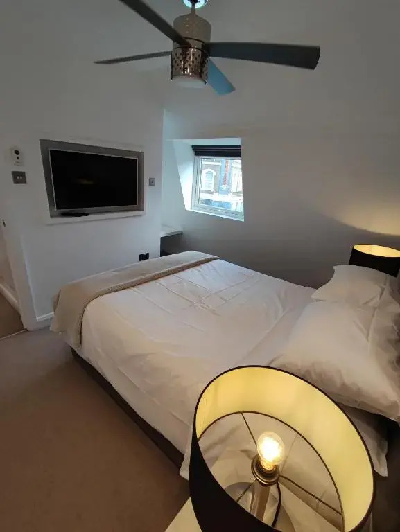 Modern 2 Bedroom Flat with private outdoor terrace