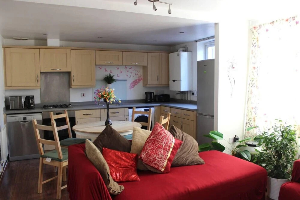 London - 2 Bed Flat - Sleeps 4 - Parking - Wifi