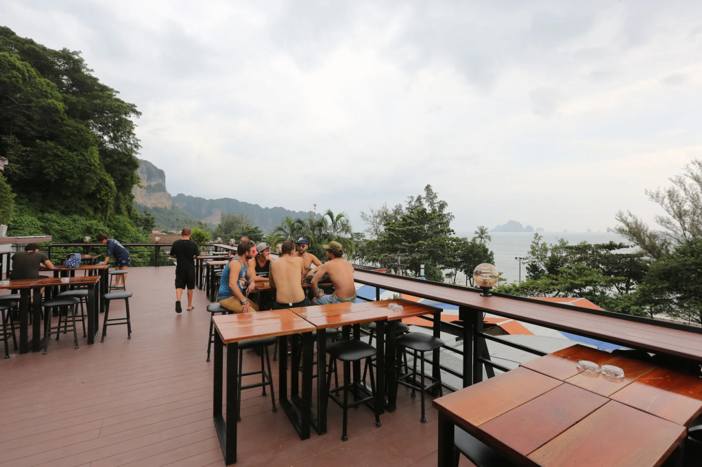 Balcony Party Hostel - 18-40