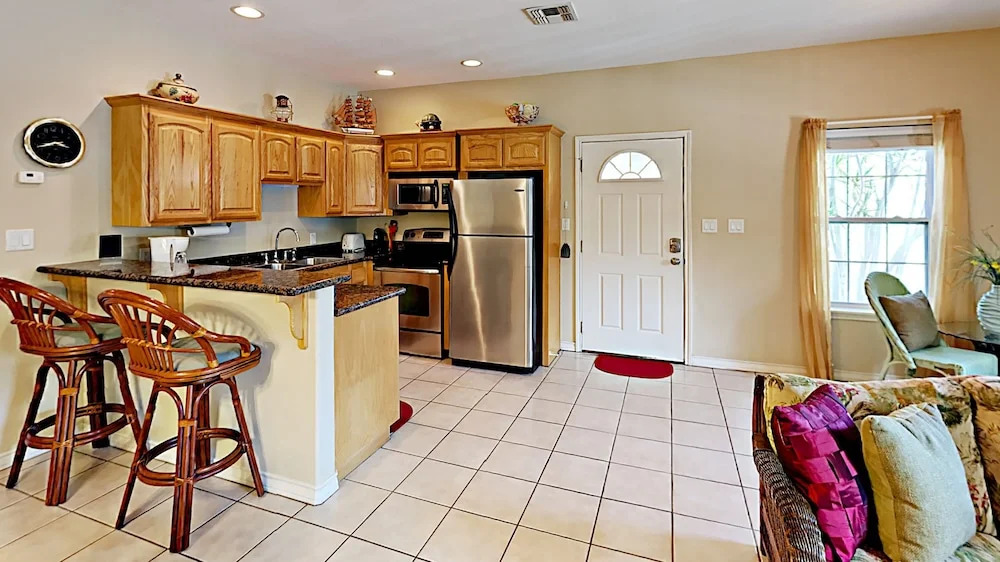 111 E Marlin St Cabin #C - 2 Br cabin by RedAwning