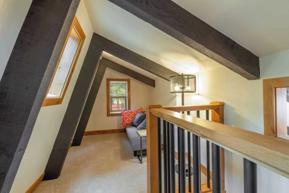 Henderson by Avantstay Lake View! Walk to Beach, Garwoods & More!