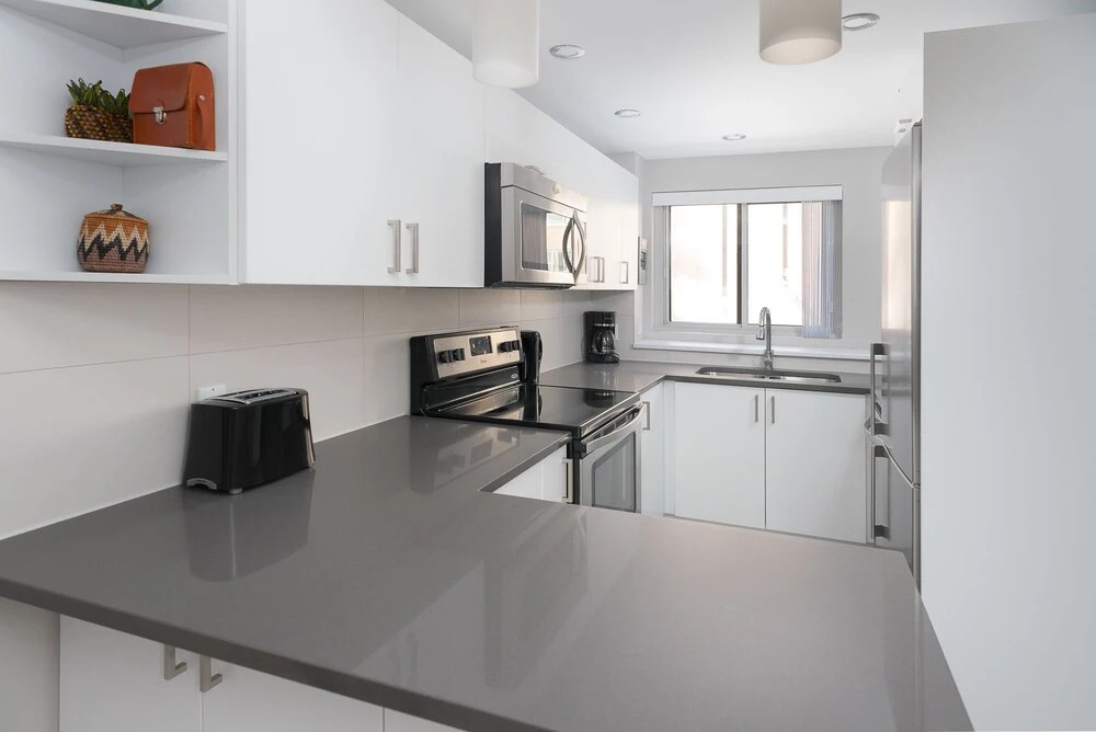Bold Downtown Montréal Suites by Sonder
