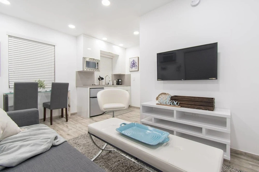 Lovely 1 BR W Parking Space & Walk to the Beach 7