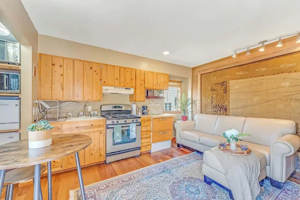 Quaint Carmel - Bungalow Close to Beach