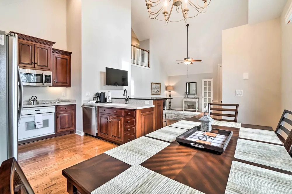 Relax Poolside! Family Getaway in Nashville Area